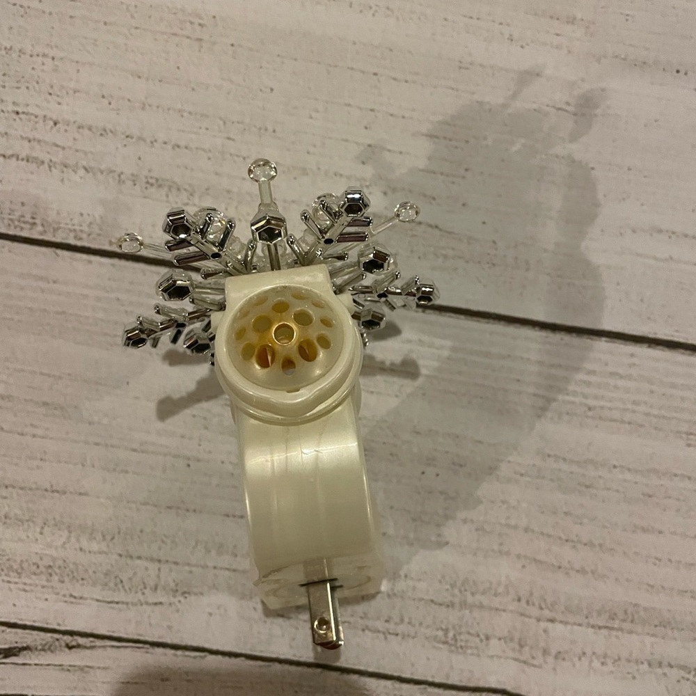 Wallflowers snowflake plug in - Picture 3 of 4